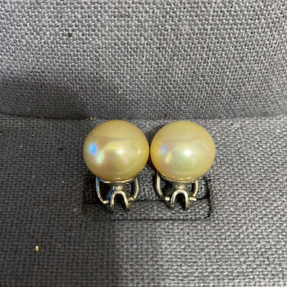 Vintage clip on pearl earrings - Picture 2 of 7